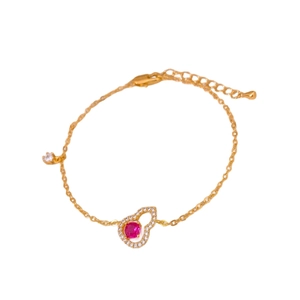 18K vergoldetes Hu-Lu Armband mit rotem Edelstein und Zirkon auf weißem Hintergrund