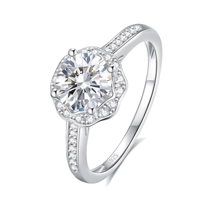 Ring aus S925 Sterlingsilber in Blumenform mit 1ct rundem Moissanit und Pavé-Besatz