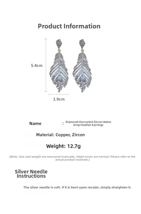 Dettaglio orecchini a piuma con strass, dimensioni 5.4x1.9cm e zircone a goccia