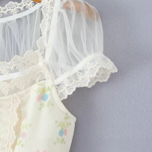 Haut floral français avec bordure en dentelle blanche et manches bouffantes en mesh