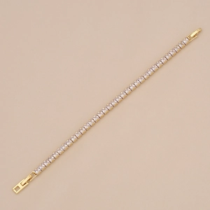 Vue détaillée du bracelet tennis doré avec pierres en zircone carrées claires