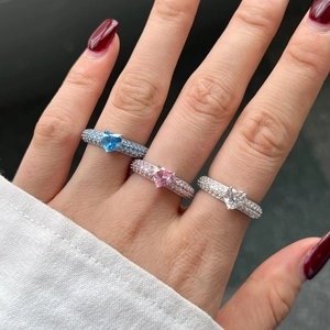Elegante S925 Silberringe mit herzförmigen rosa, blauen und weißen Zirkonia-Steinen
