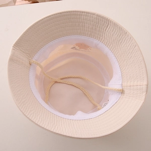 Vue intérieure du chapeau de soleil beige pour enfants avec cordon réglable