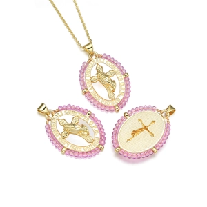 Collana con croce dorata con perle rosa e ciondolo Maria su sfondo bianco puro