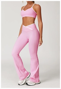 Detail der High-Waist-Yoga-Schlaghose mit gekreuztem V-Bund und weißer Einfassung