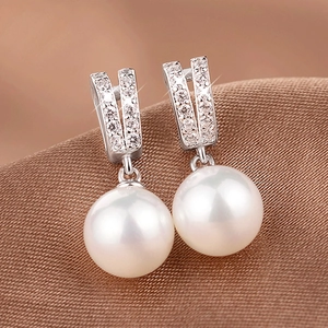 Μπαρόκ σκουλαρίκια με μεγάλες πέρλες και γεωμετρικά ζιργκόν σε ασημί χρώμα