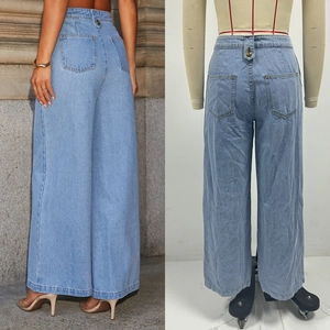 Vue arrière du jean denim bleu clair à taille haute et jambes larges avec poches au dos