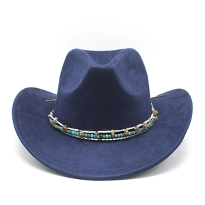 Détail du chapeau de cowboy en daim bleu marine avec ruban de perles ethniques