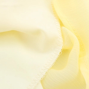 Robe longue bohème en mousseline jaune avec détails de couture et finition des ourlets