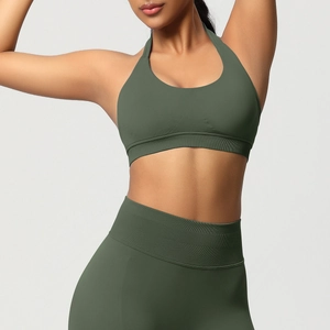 Gros plan sur la taille haute côtelée du legging de yoga sans couture vert olive foncé