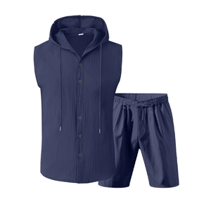 Detailansicht eines marineblauen Leinen-Sets mit ärmellosem Kapuzenhemd und Kordelzug-Shorts