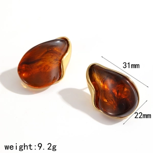 Detailansicht der Bernstein-Ohrstecker mit Goldrand und Maßen von 31 mm x 22 mm