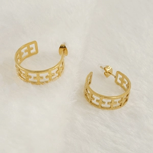 Boucles d'oreilles créoles en acier doré 18 carats avec motif de croix géométrique
