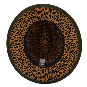 Détail du chapeau fedora vert foncé avec doublure léopard et étiquette de composition