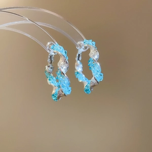 Boucles d'oreilles créoles torsadées en argent avec cristaux bleu ciel brillants
