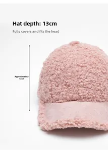 Dettaglio del cappellino rosa in pile profondo 13 cm con morbida trama in lana