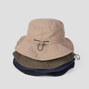 Bobs en nylon imperméable en kaki, vert armée, bleu marine et noir avec cordon ajustable