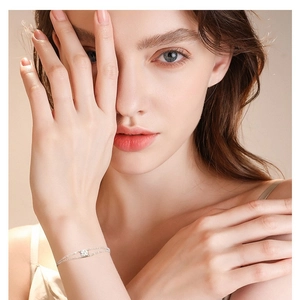Elegant s925 silver four-claw moissanite bracelet featuring a minimalist double chain design