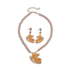 Collier en perles roses et boucles d'oreilles papillon orange avec strass brillants