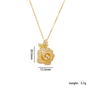 Collier avec pendentif rose dorée serti de zircons blancs et détails de dimensions