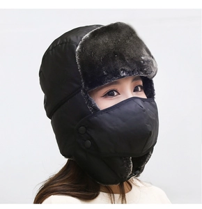 Vue détaillée du chapeau trappeur avec doublure en fourrure grise et masque coupe-vent