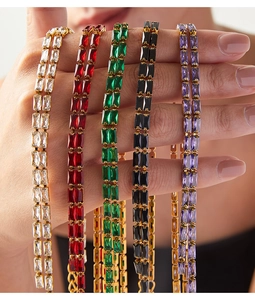 Détails de bracelets à double rangée de zircons rectangulaires en cinq couleurs et griffes dorées