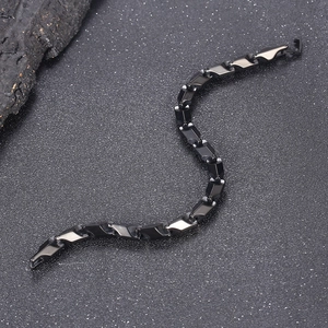 Gros plan d'un bracelet à maillons noirs pour hommes au style hip-hop et minimaliste