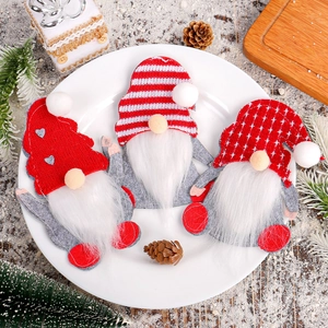 Set di tre portaposate natalizi a forma di gnomo in feltro su piatto decorativo