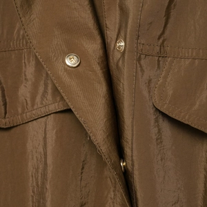 Chemise safari marron foncé pour femme avec tissu satiné et boutons dorés en métal