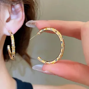 Élégantes boucles d'oreilles créoles dorées en C avec zircons colorés pour femme