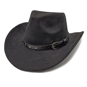 Détail du chapeau de cowboy en feutre noir avec bande en cuir à rivets argentés