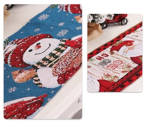 Détail macro d'un chemin de table de Noël avec motifs jacquard de bonhomme de neige et Père Noël