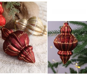 Dunkelrote und champagnergoldene kegelförmige Weihnachtskugeln mit Glitzerstruktur