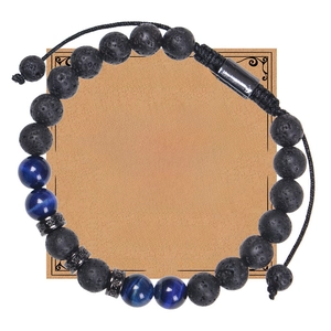 Detail von Tigerauge und Lavastein Armband mit einer Grußkarte für den Großvater