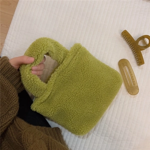 Vue détaillée du mini sac à main vert vif en peluche avec texture laine d'agneau