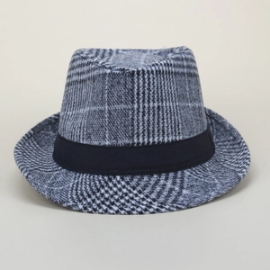 Dettaglio del cappello fedora in lana a quadri con nastro nero e trama intrecciata