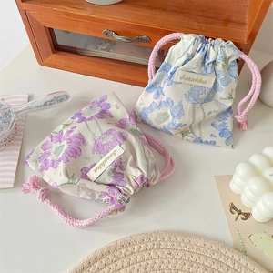 Détails de sacs de rangement à cordon fleuris en violet et bleu en tissu de lin texturé