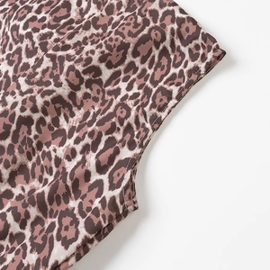 Dettaglio ravvicinato della trama del tessuto leopardato rosa su un set di due pezzi