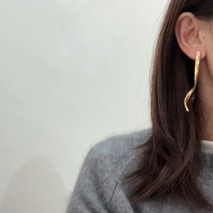 Orecchini pendenti a onde dorate minimalisti con ago in argento 925 per stile elegante