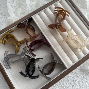 Set of 8 colorful 5cm acrylic hair claws in elegant wooden box for high ponytail styling
