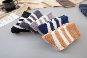 Vue détaillée de cinq paires de chaussettes en polaire corail à rayures en couleurs d'hiver