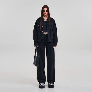 Ensemble veste et pantalon large en jean noir délavé au style urbain et minimaliste