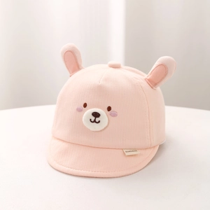 Détail du chapeau bébé en coton rose avec broderie ours et oreilles de lapin 3D