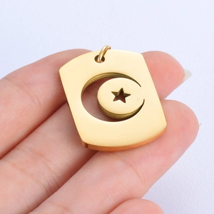 Pendentif rectangulaire en acier inoxydable doré poli avec motif ajouré d'étoile et lune