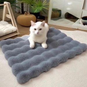 Tapis en peluche gris doux à texture ondulée pour chats et chiens à la maison