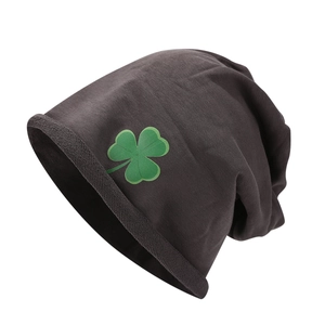 Bonnet en tricot chic avec trèfle vert en café foncé pour la mode et la chaleur