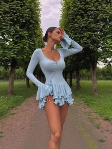 Abito in maglia azzurro con volant, maniche a campana e gonna in chiffon a strati