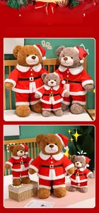 Nahaufnahme von Weihnachts-Teddybären in festlicher roter Kleidung auf gemütlichem Dekor