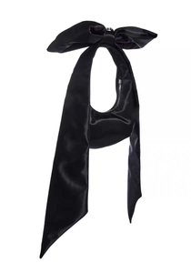 Dettaglio della borsa hobo in raso nero con grande fiocco decorativo e cerniera argentata