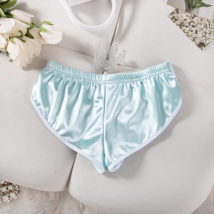 Dettaglio macro degli shorts in raso azzurro con vita elastica e bordino bianco a contrasto